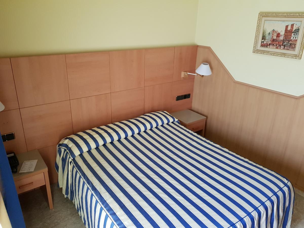 Hostal Milenium Els Monjos Extérieur photo