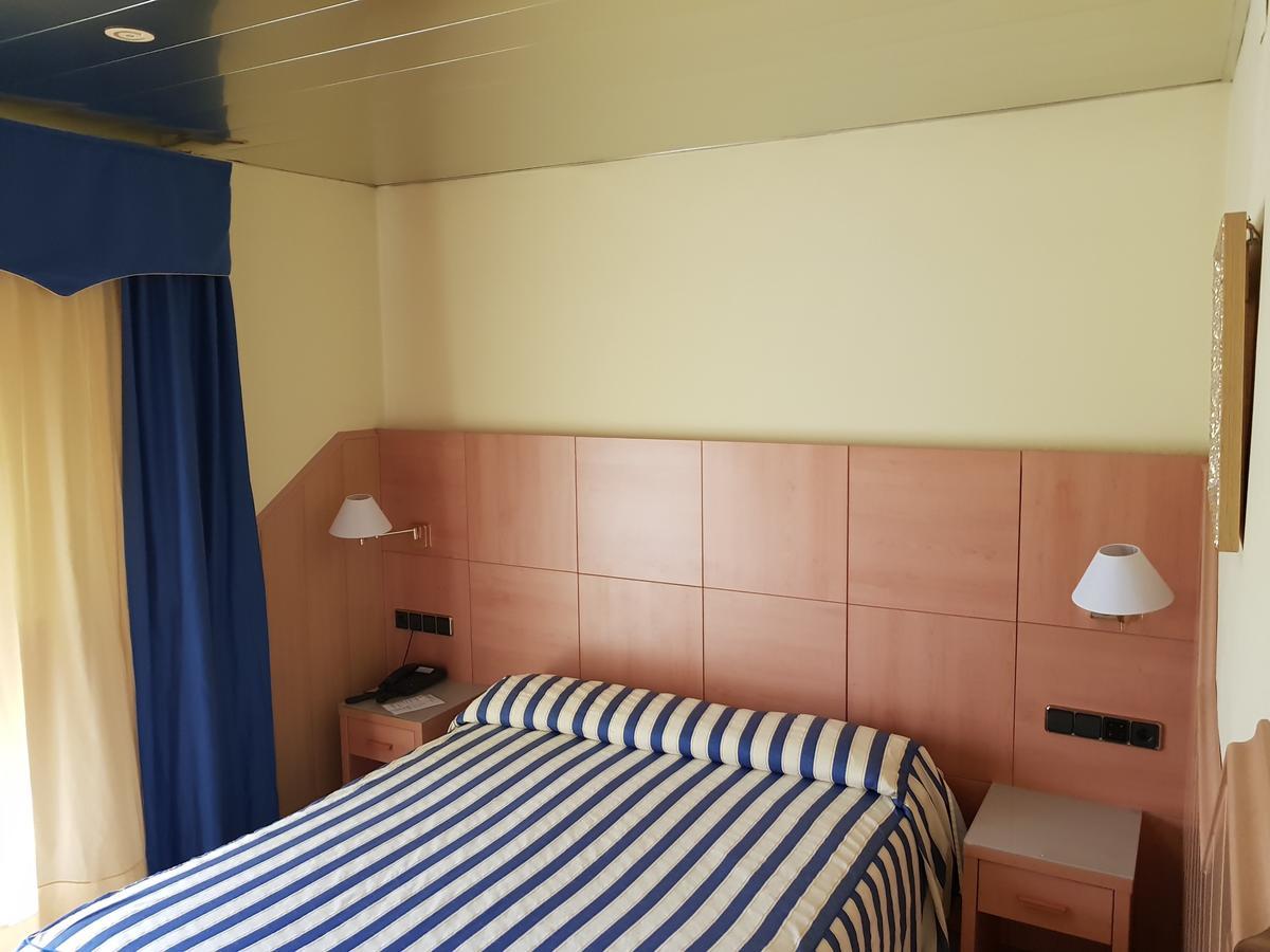 Hostal Milenium Els Monjos Extérieur photo