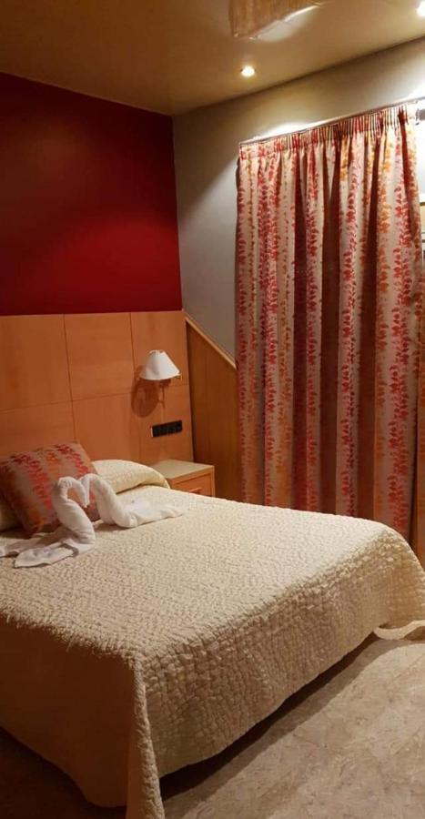 Hostal Milenium Els Monjos Extérieur photo